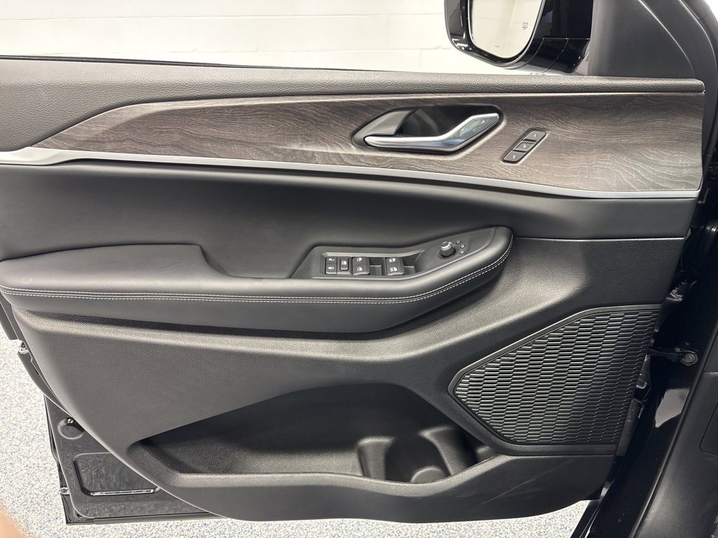 New 2025 Jeep Grand Cherokee Limited w/ Black Appearance Package image 30