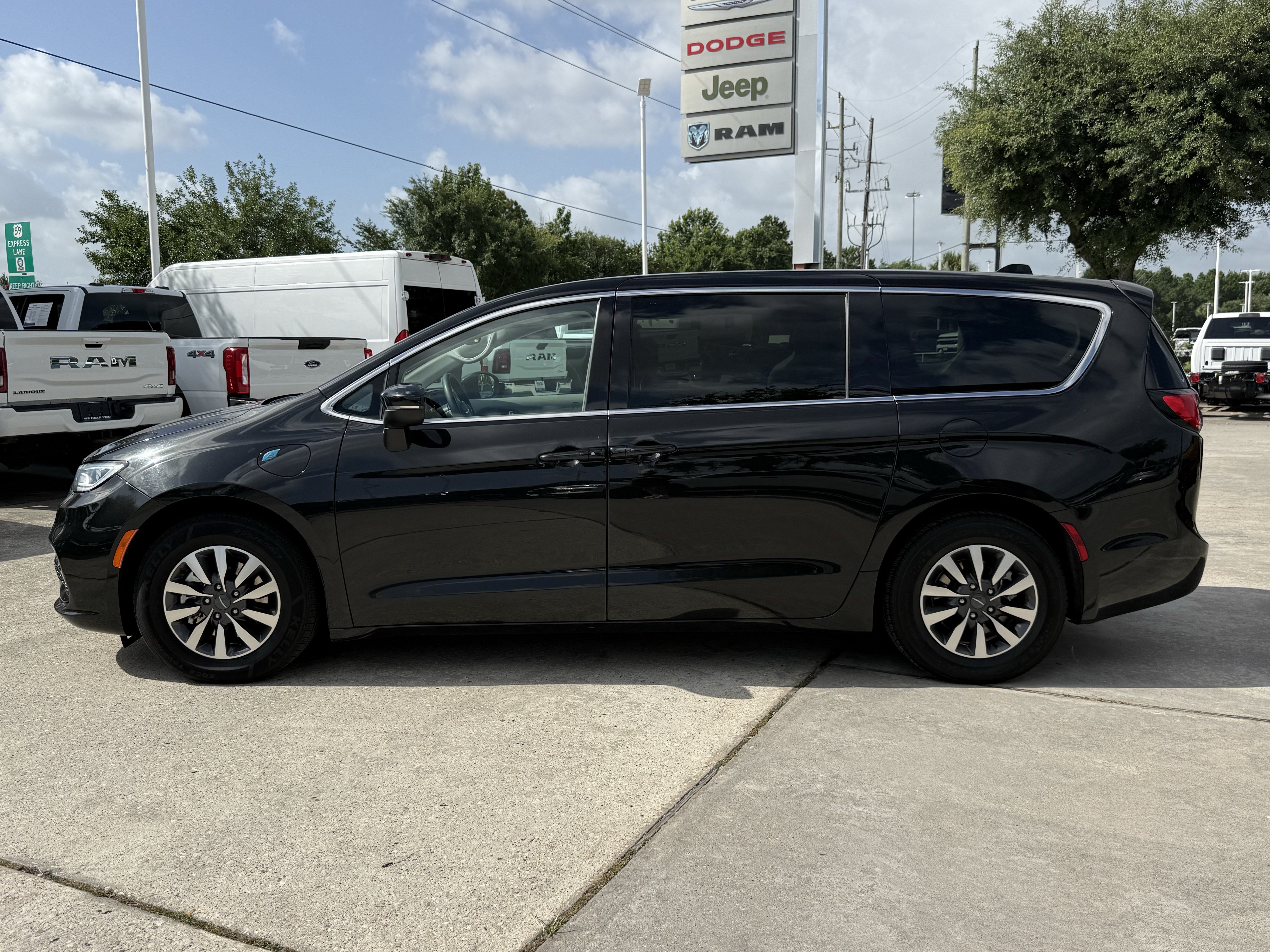 Used 2023 Chrysler Pacifica Touring-L FWD image 8