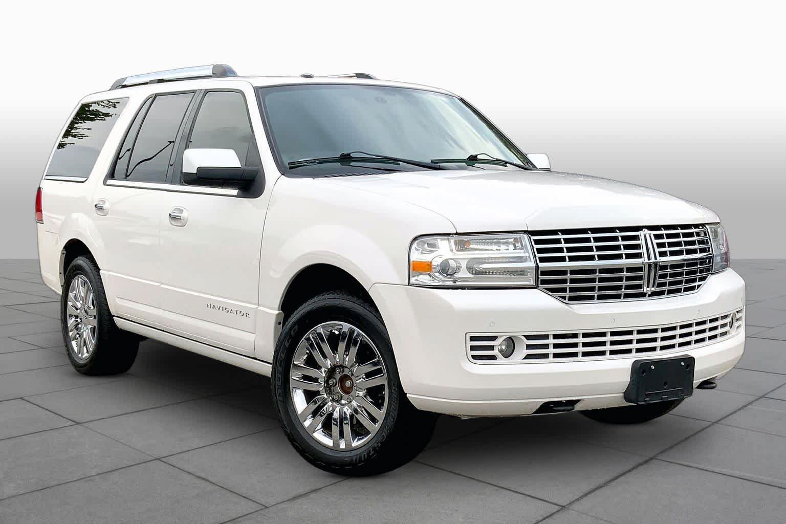 Used 2014 Lincoln Navigator 4WD w/ Equipment Group 101A image 3