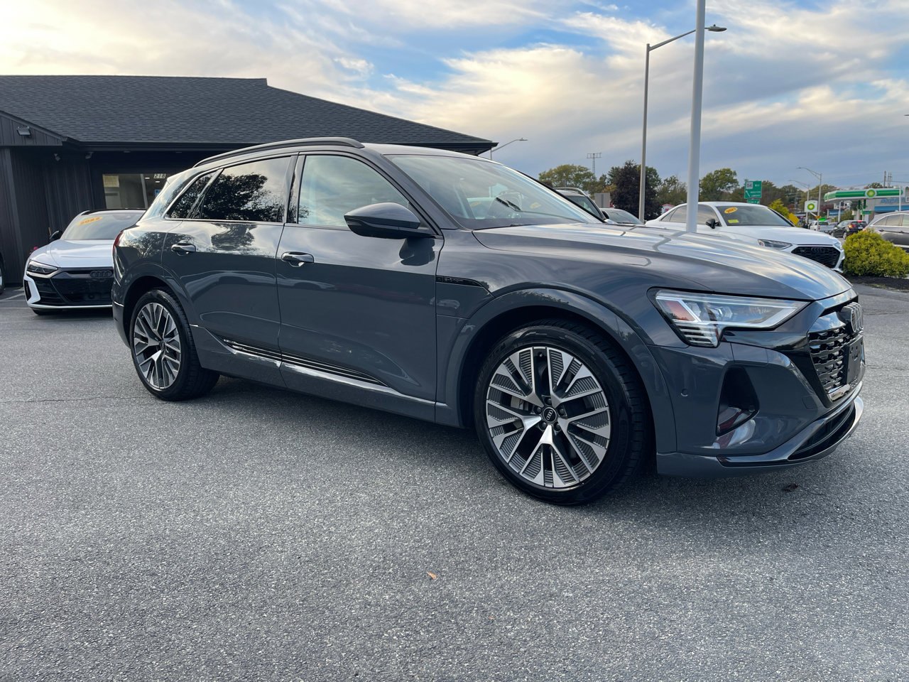 Used 2024 Audi Q8 e-tron Premium Plus w/ Premium Plus Package image 30