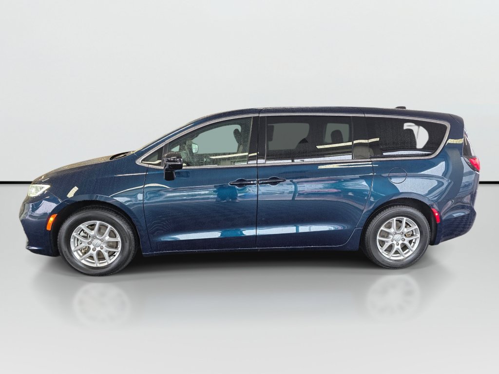 Used 2025 Chrysler Pacifica Select FWD image 2