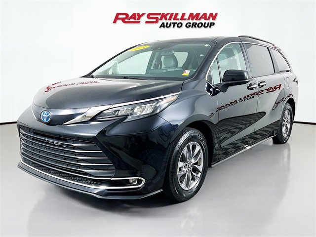 Used 2024 Toyota Sienna XLE image 3