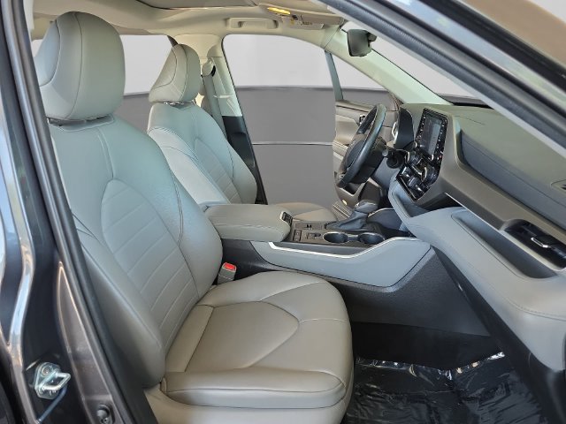 Used 2021 Toyota Highlander XLE FWD image 33