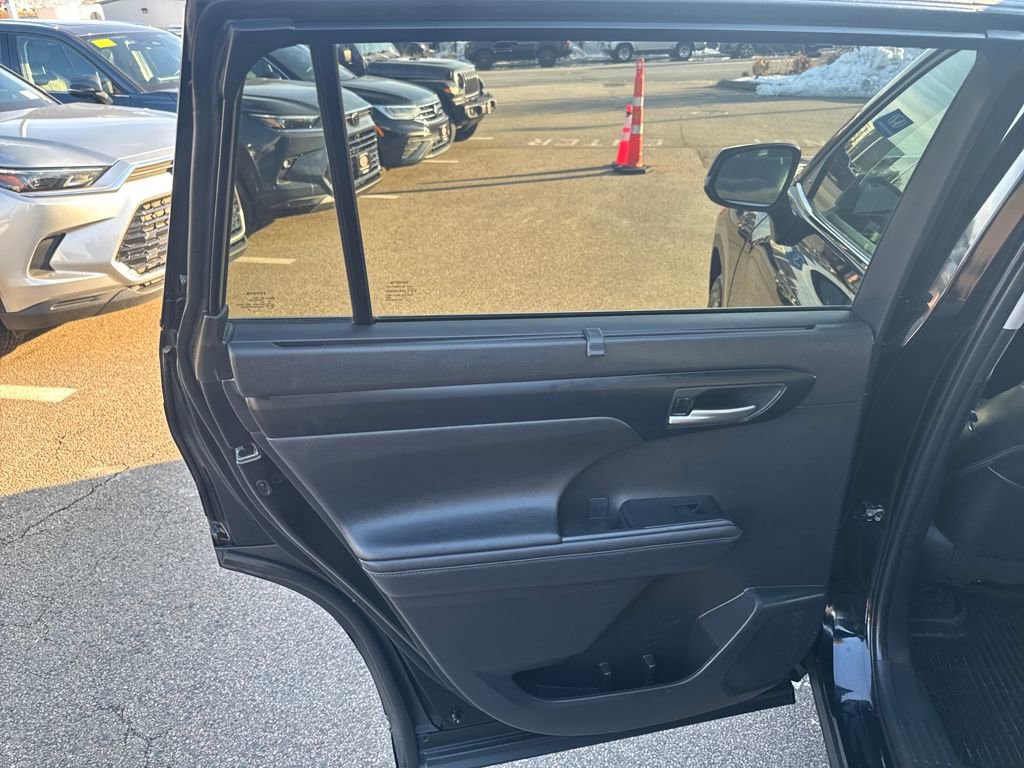 Used 2024 Toyota Highlander XLE image 41