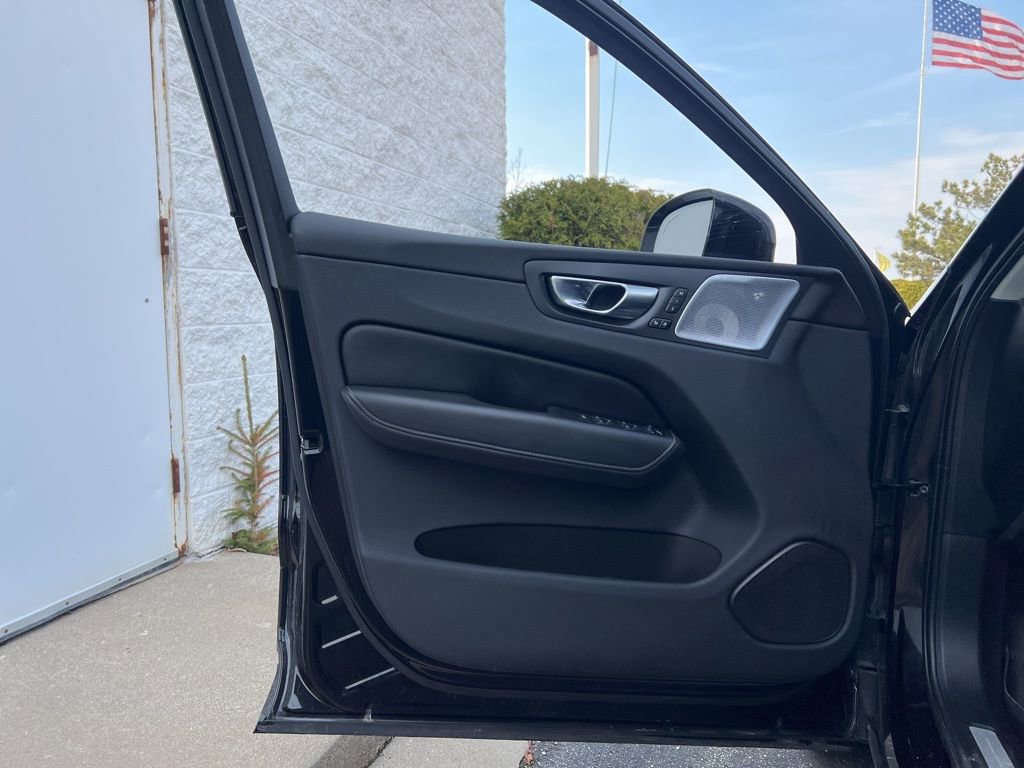 Used 2022 Volvo XC60 T8 Inscription image 8