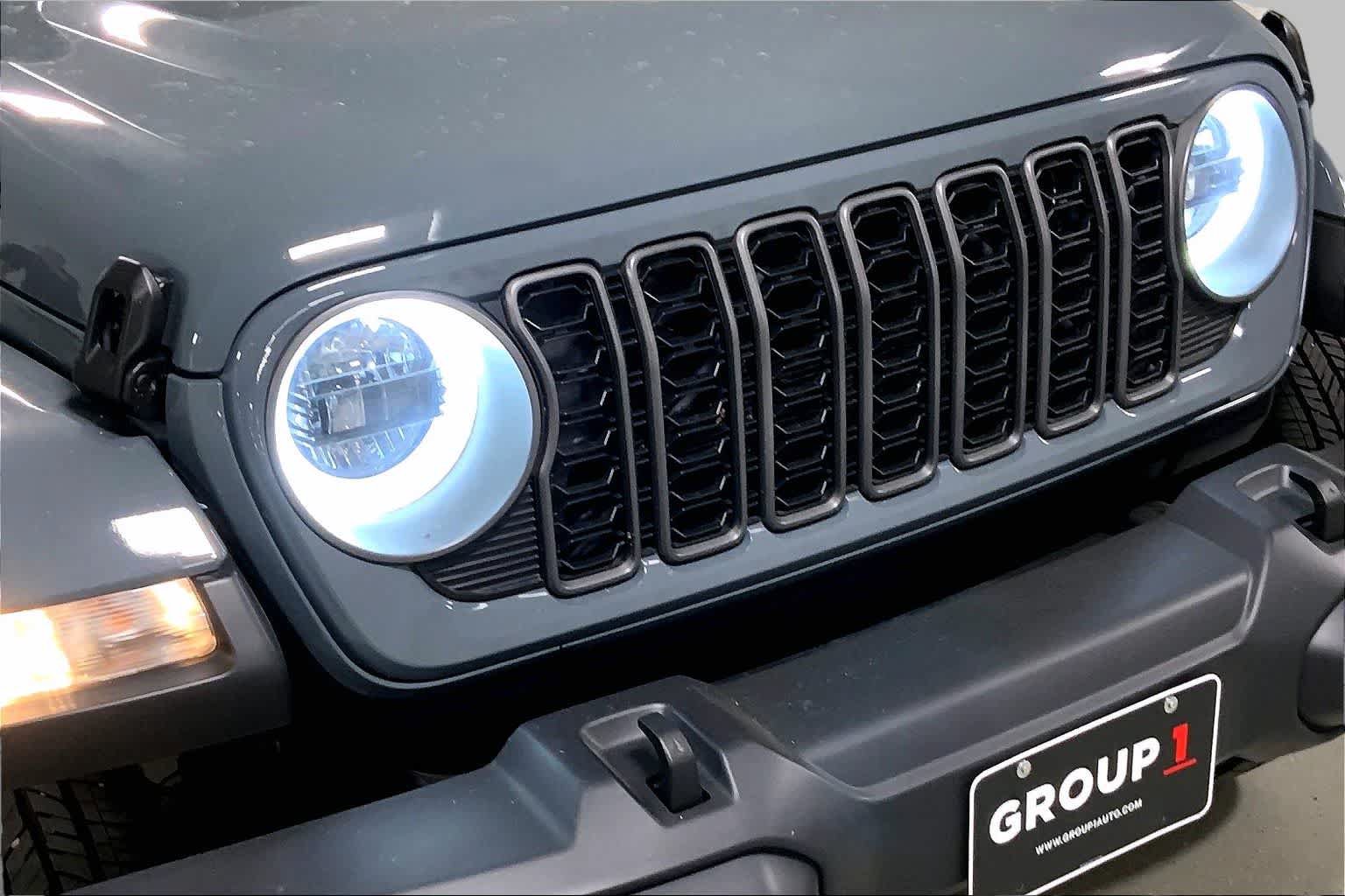 Used 2025 Jeep Gladiator Sport w/ Premium Package AWD/4WD image 32
