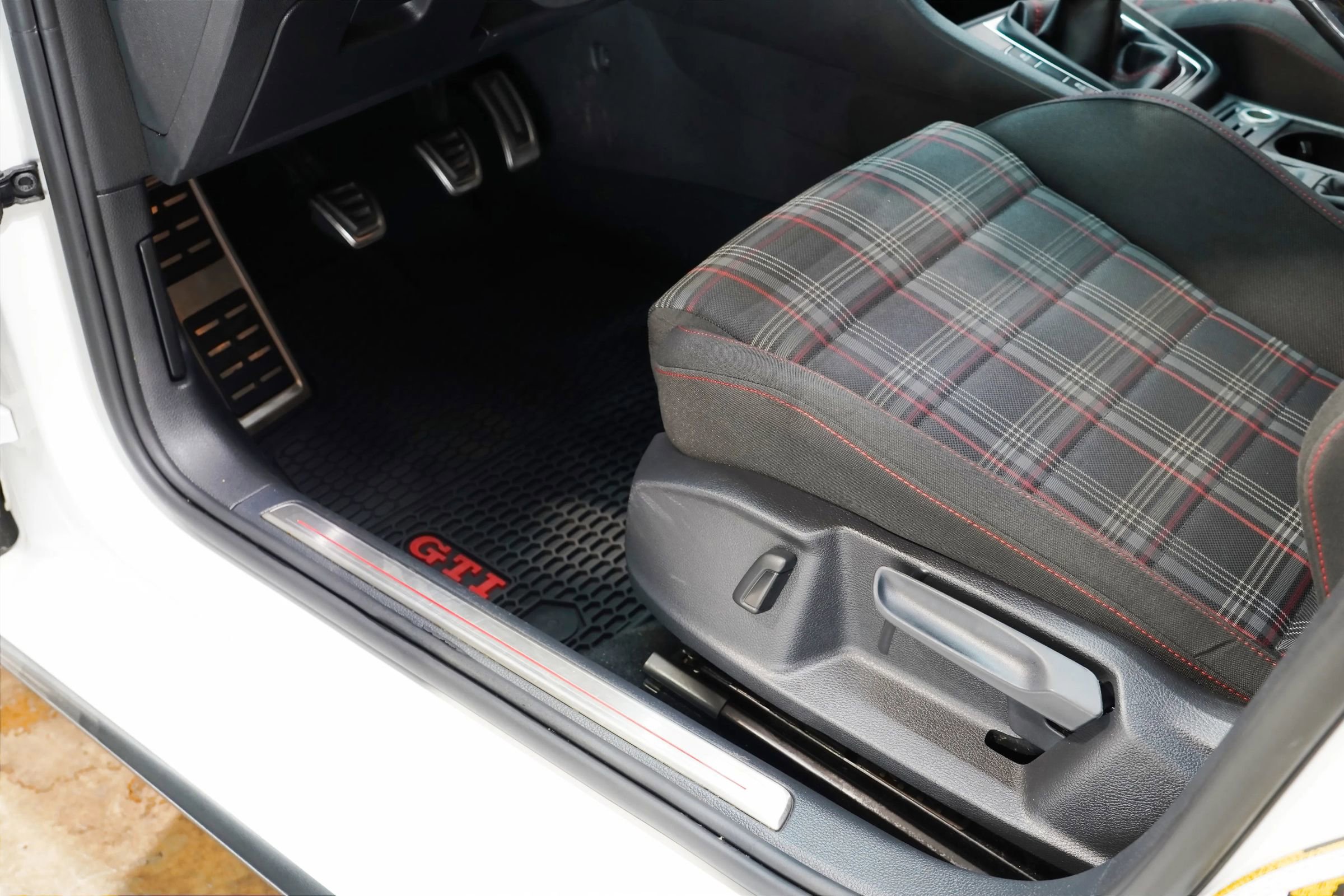 Used 2015 Volkswagen GTI S FWD image 37