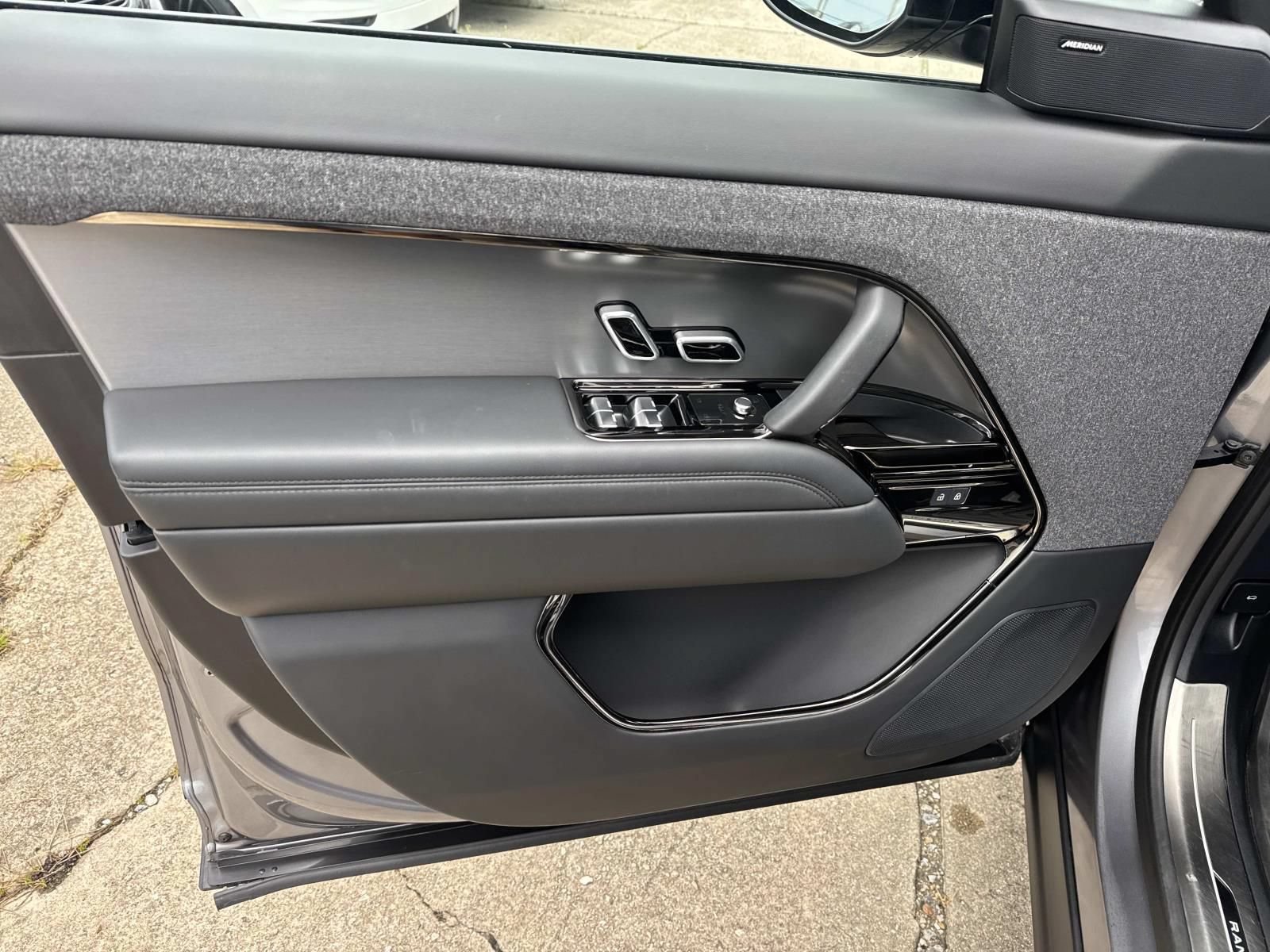 Used 2025 Land Rover Range Rover Sport AWD/4WD image 19