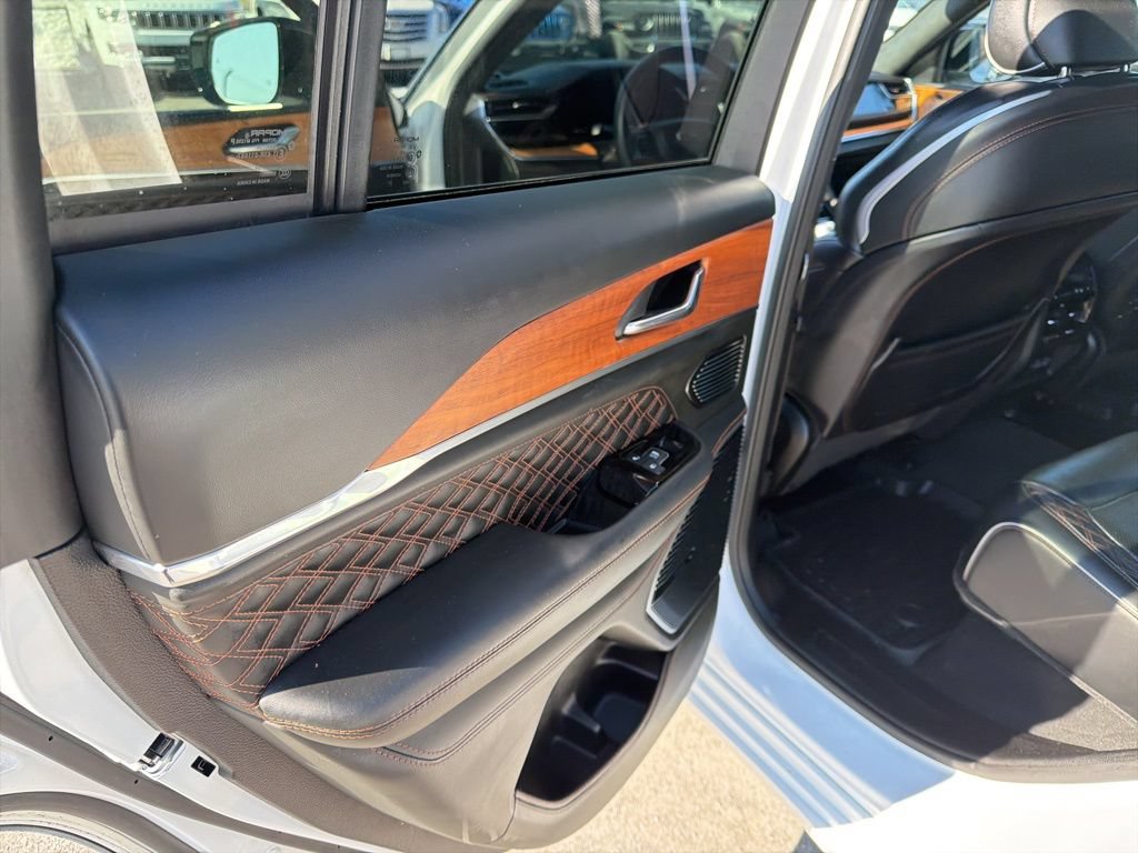 Used 2025 Jeep Grand Cherokee Summit AWD/4WD image 46