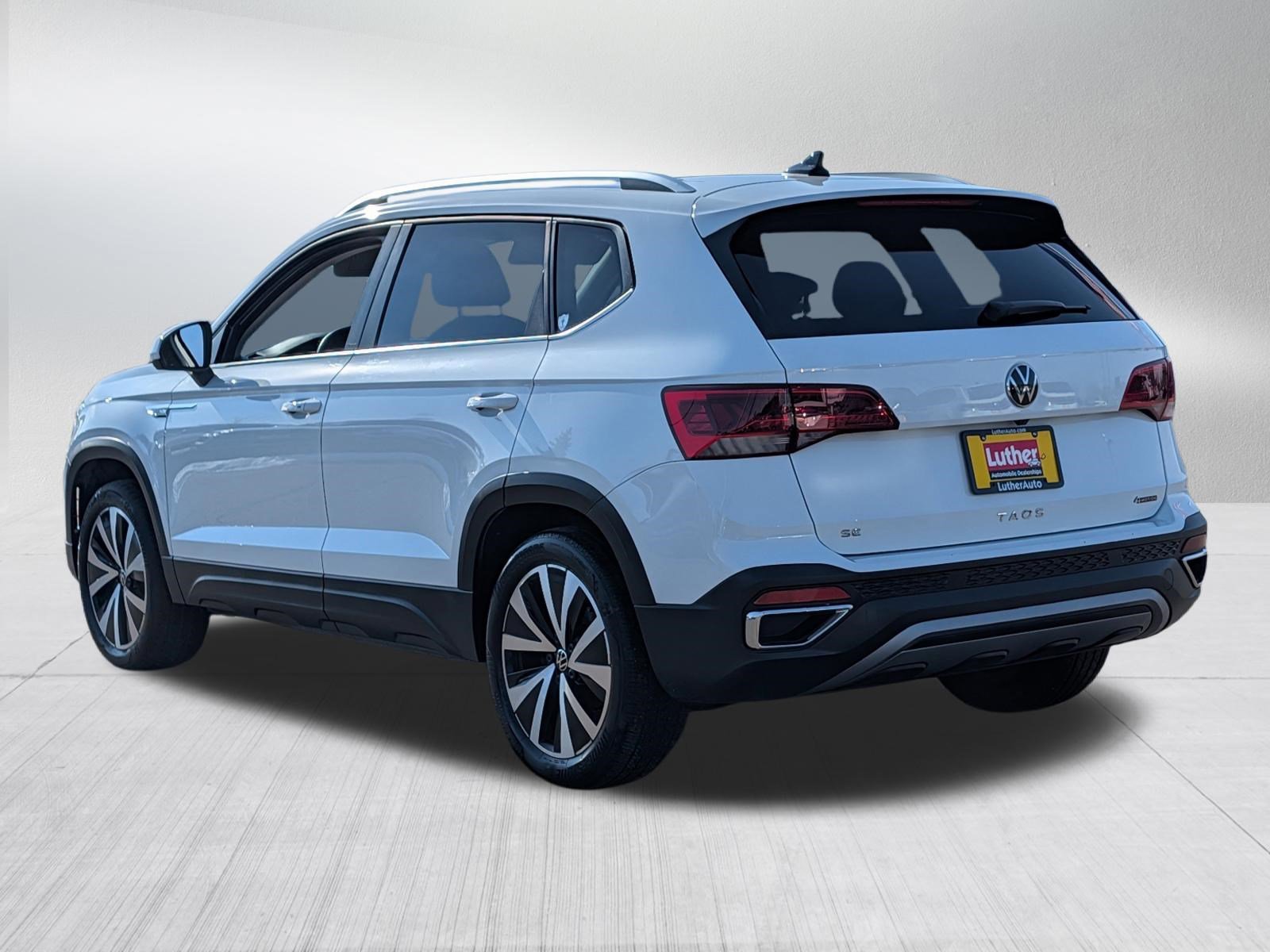 Used 2023 Volkswagen Taos SE w/ Panoramic Sunroof Package image 5