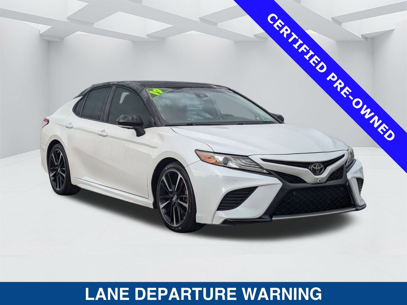Used 2019 Toyota Camry XSE image 2