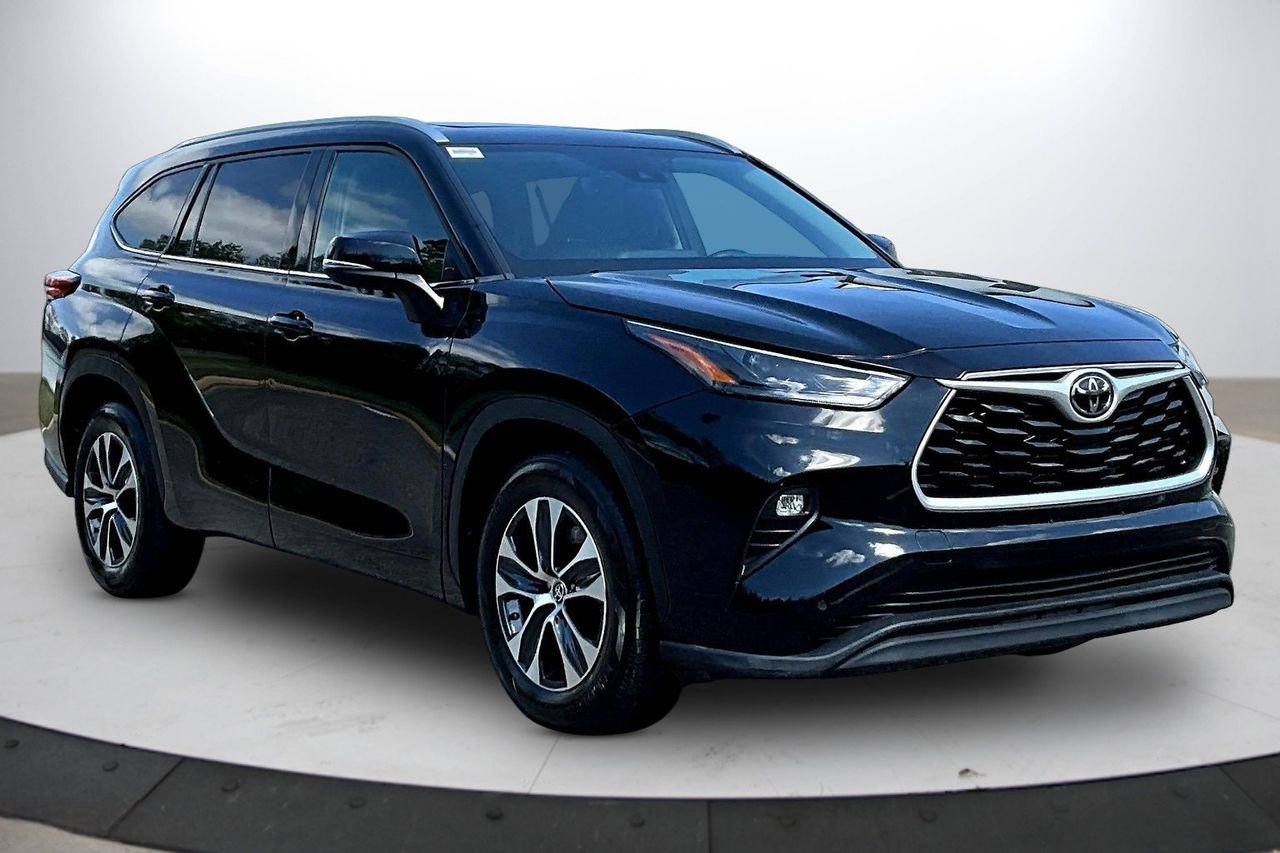 Used 2022 Toyota Highlander XLE image 2