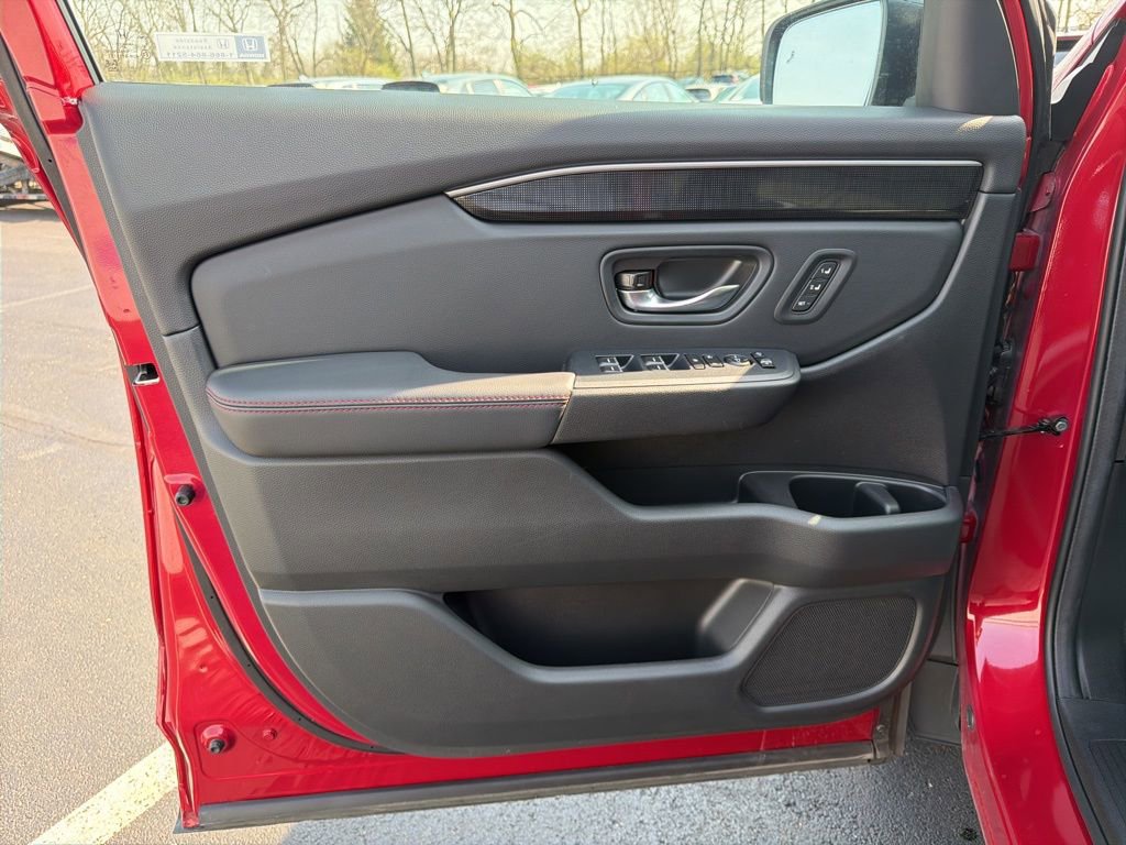 Certified 2025 Honda Pilot Black Edition image 18