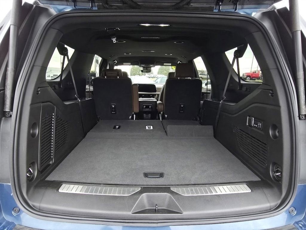 Used 2025 Chevrolet Suburban High Country image 18