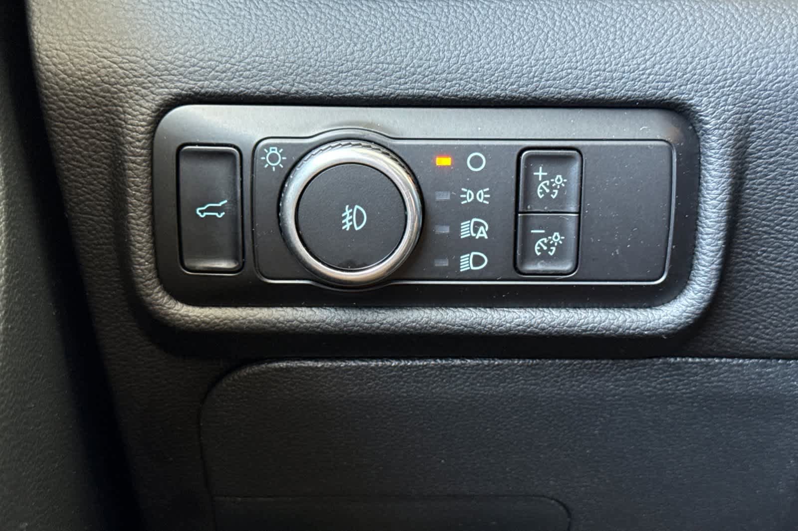 Used 2023 Ford Explorer XLT w/ Equipment Group 202A AWD/4WD image 32