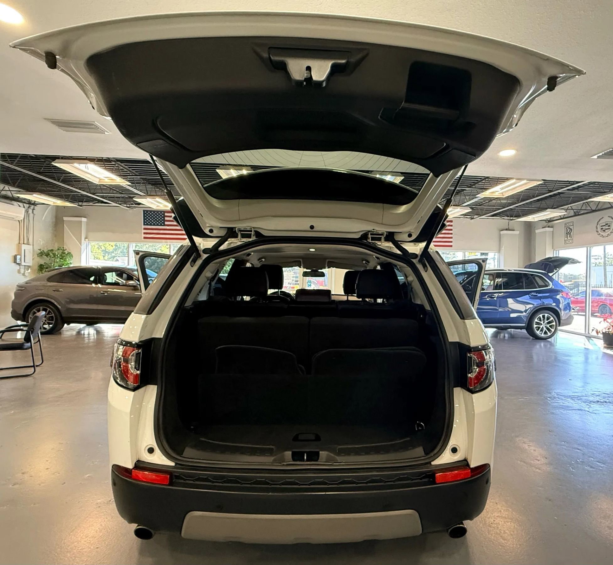 Used 2017 Land Rover Discovery Sport SE image 32