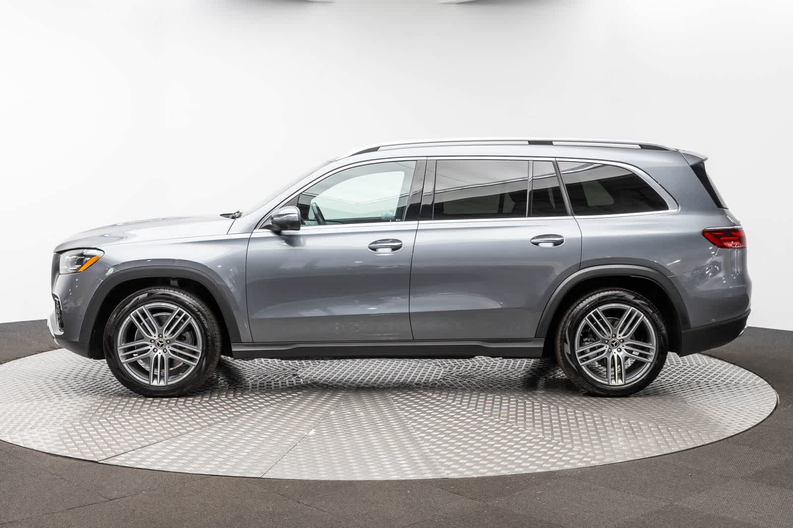 Used 2025 Mercedes-Benz GLS 450 4MATIC image 3