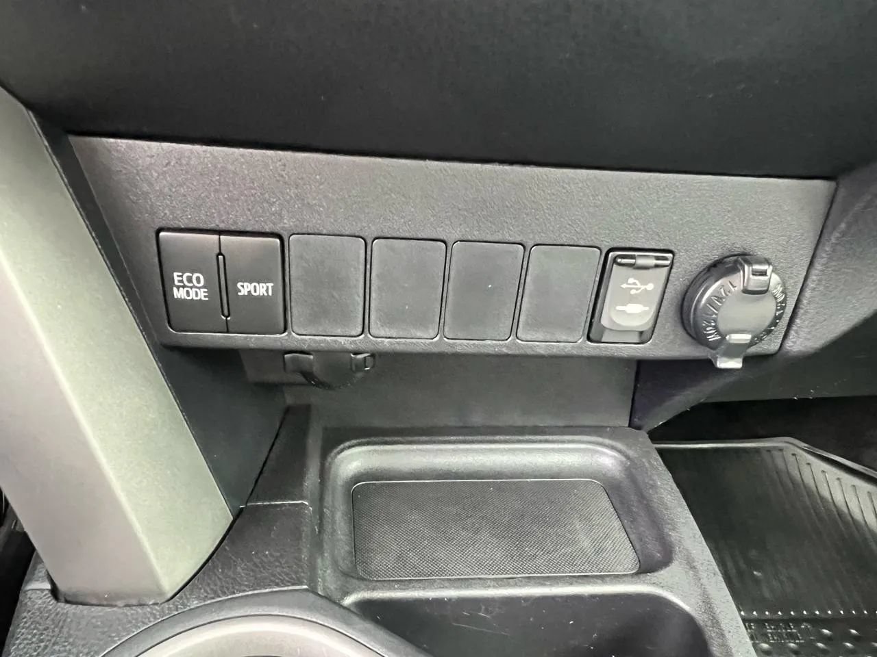 Used 2016 Toyota RAV4 XLE FWD image 16