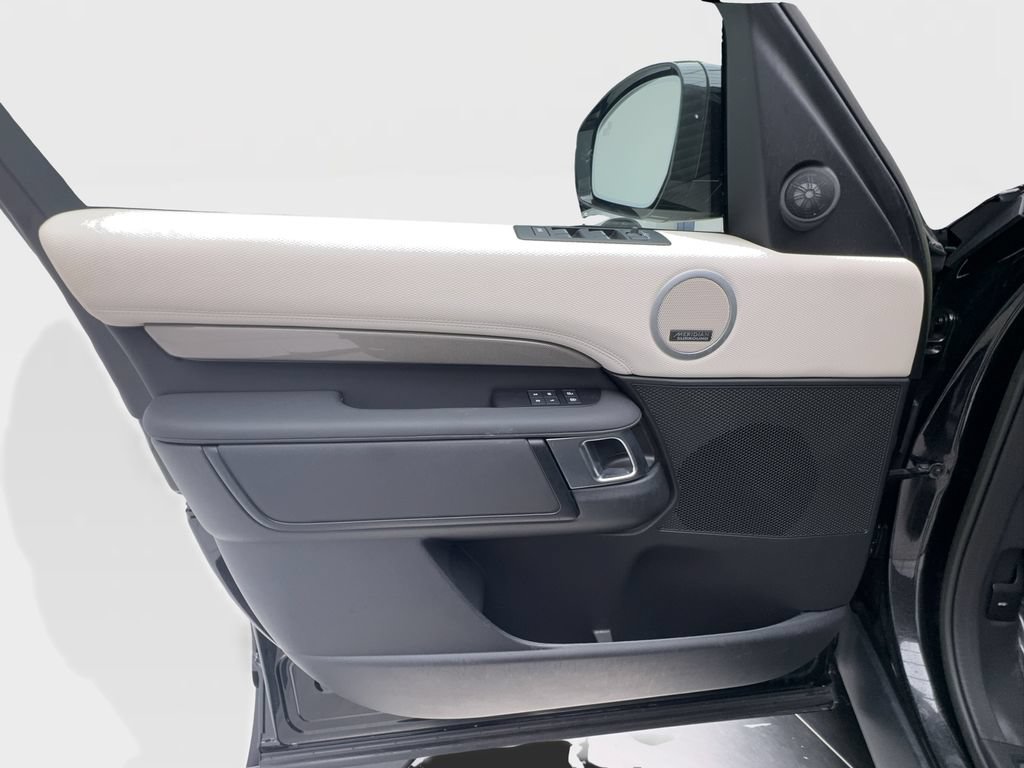 Used 2023 Land Rover Discovery Metropolitan Edition AWD/4WD image 23