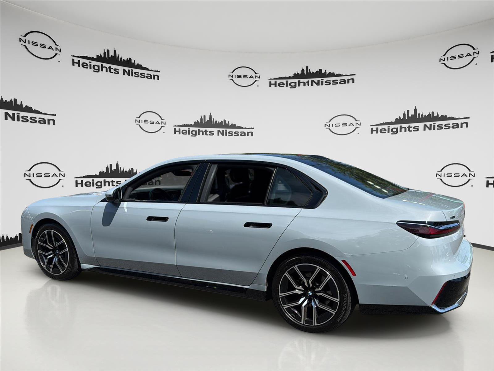 Used 2025 BMW 740i xDrive AWD/4WD image 2