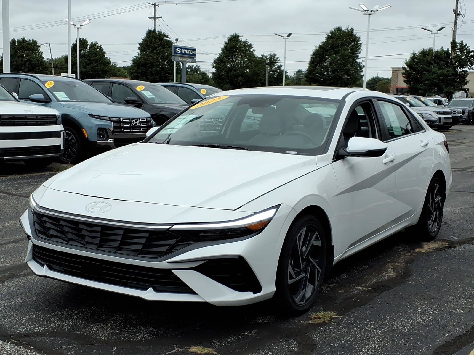 New 2025 Hyundai Elantra Limited FWD image 3