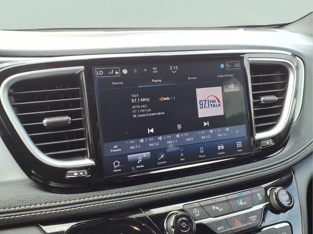 Used 2025 Chrysler Pacifica Limited FWD image 8