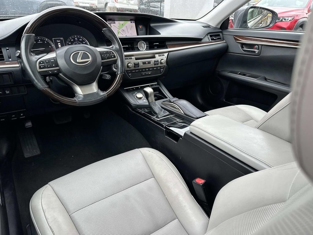 Used 2016 Lexus ES 350 350 w/ Navigation System Package image 10