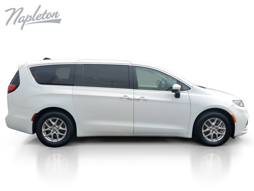 Used 2023 Chrysler Pacifica Touring-L FWD image 7