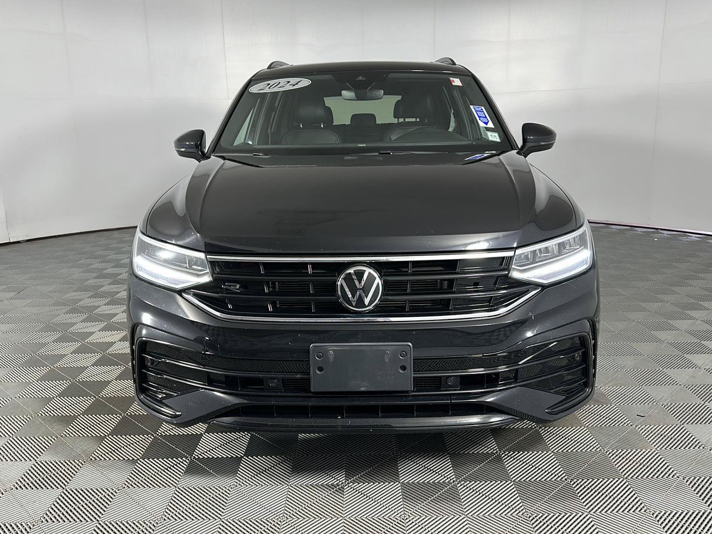 Used 2024 Volkswagen Tiguan SE R-Line AWD/4WD image 5