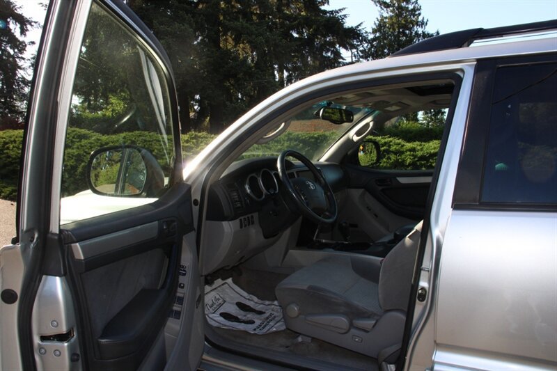 Used 2005 Toyota 4Runner SR5 AWD/4WD image 5