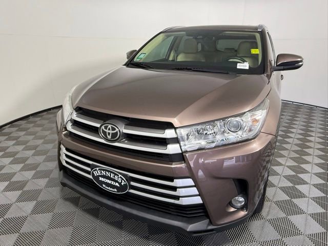 Used 2019 Toyota Highlander XLE FWD video 2
