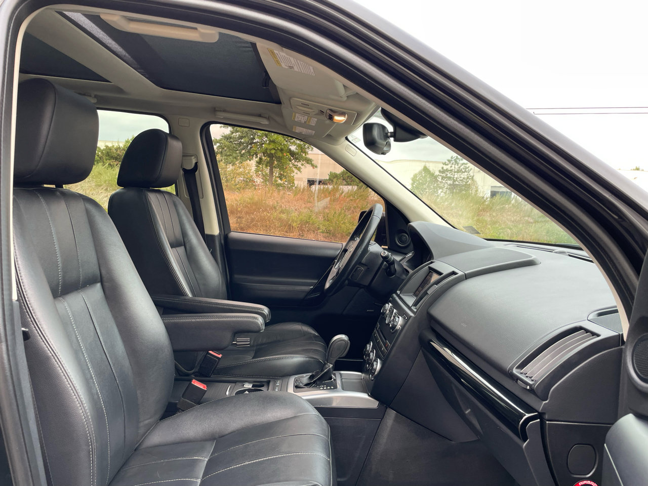 Used 2015 Land Rover LR2 HSE image 19