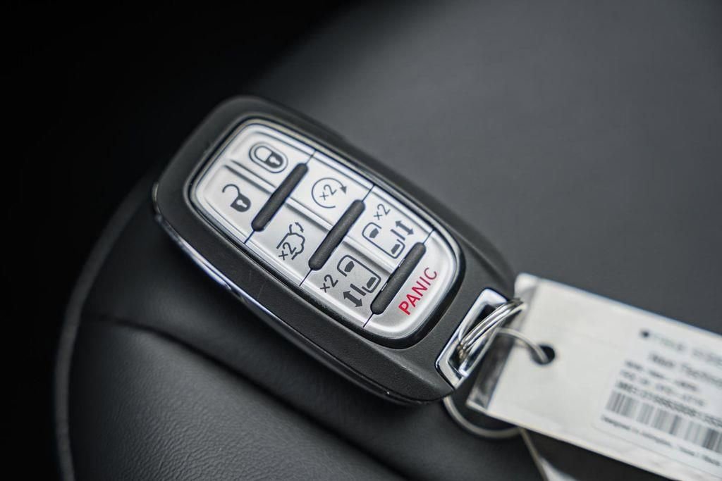 New 2025 Chrysler Pacifica Select FWD image 38