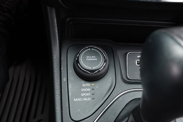 Used 2022 Jeep Cherokee Latitude Lux w/ Mopar Interior Package AWD/4WD image 19