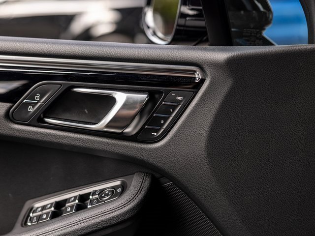 Certified 2025 Porsche Macan image 39