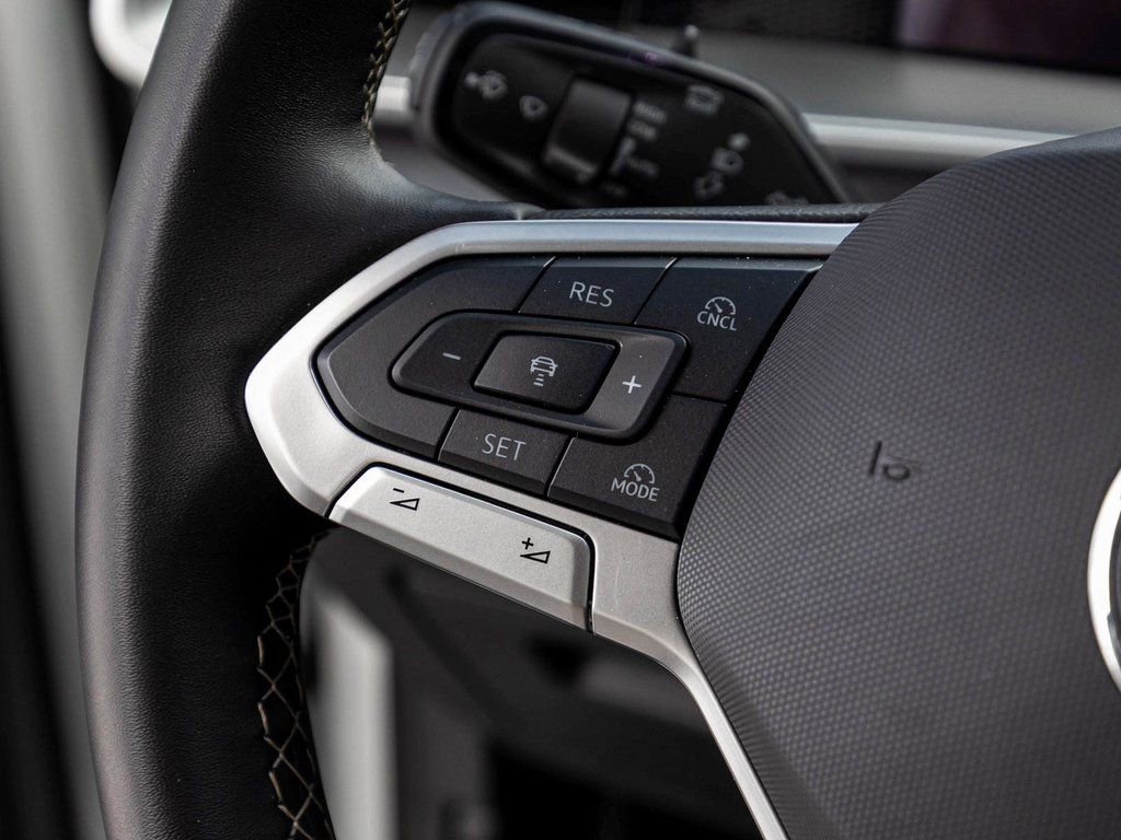 Used 2025 Volkswagen Tiguan SE image 23