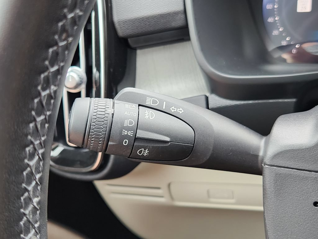 Certified 2025 Volvo XC40 B5 Plus AWD/4WD image 34