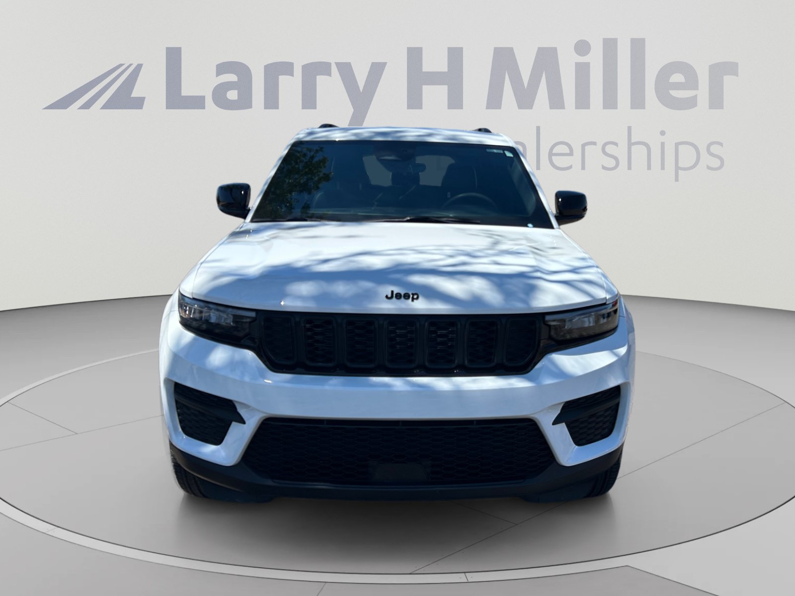 Used 2025 Jeep Grand Cherokee Altitude AWD/4WD image 8