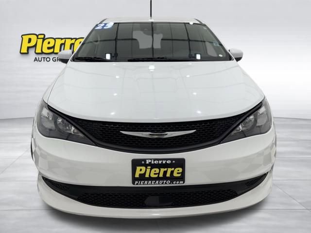 Used 2023 Chrysler Voyager LX image 9