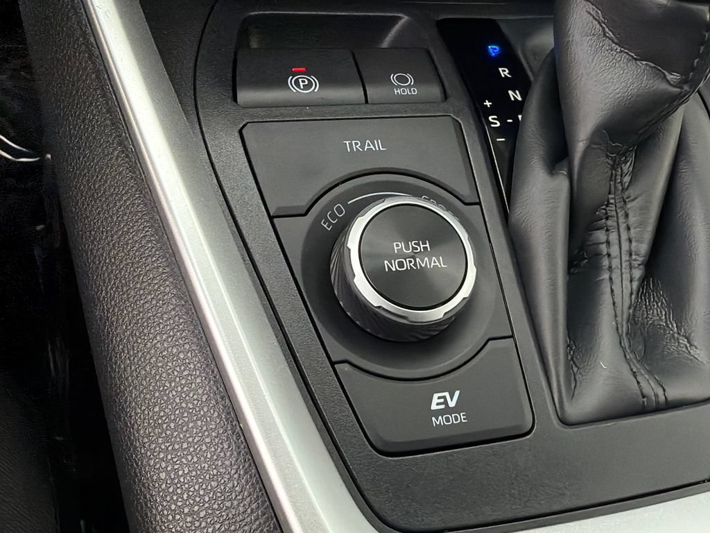 Used 2025 Toyota RAV4 LE AWD/4WD image 30