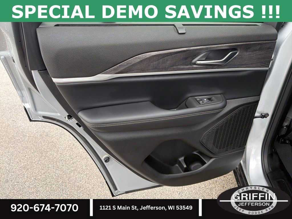 New 2025 Jeep Grand Cherokee Limited w/ Luxury Tech Group II image 12