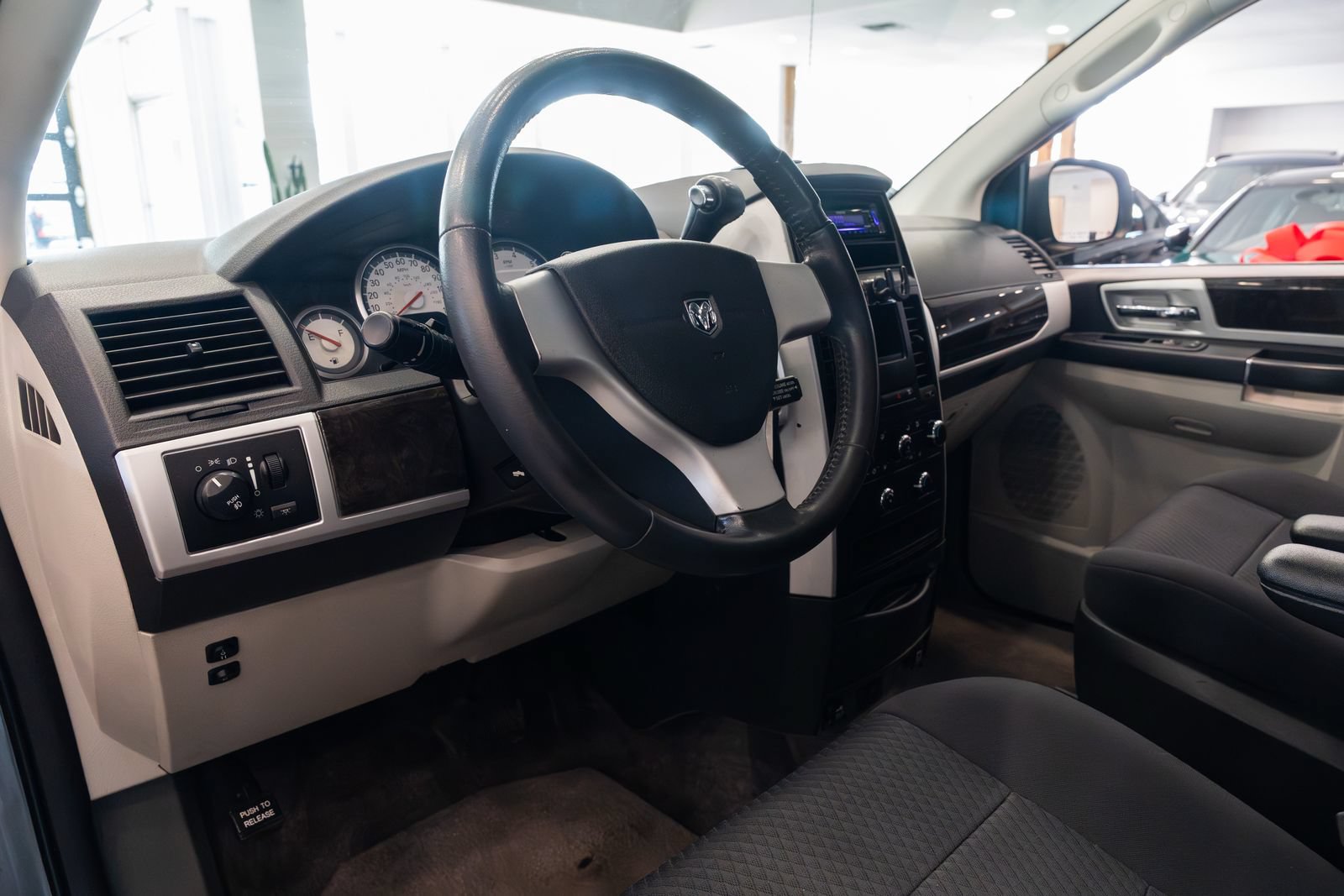 Used 2010 Dodge Grand Caravan SXT FWD image 18