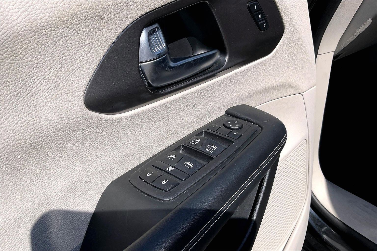 Used 2023 Chrysler Pacifica Touring-L image 33