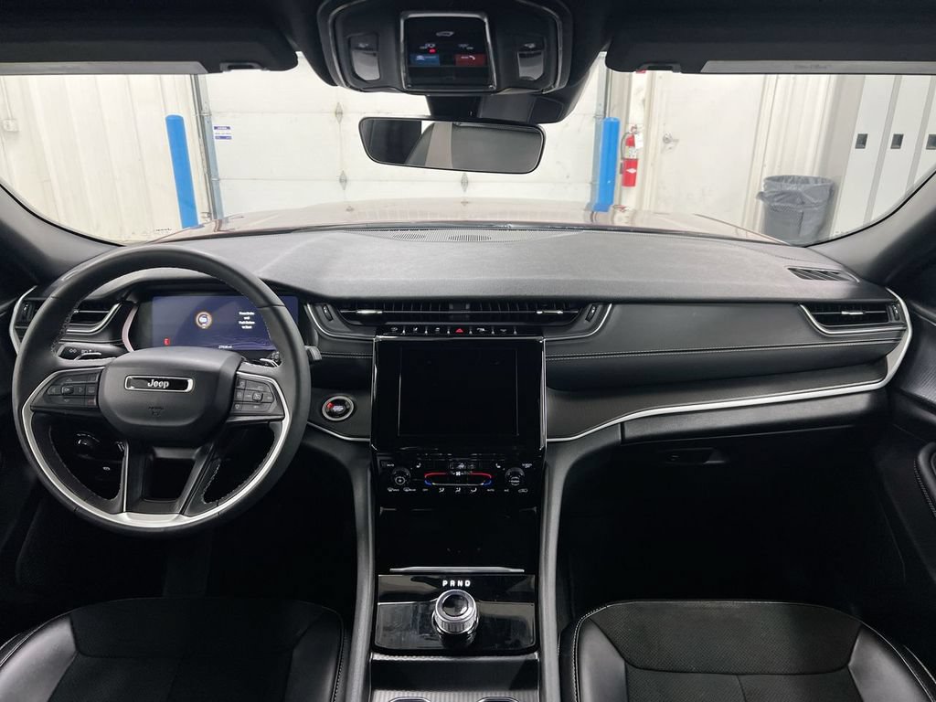 Used 2025 Jeep Grand Cherokee Altitude AWD/4WD image 10