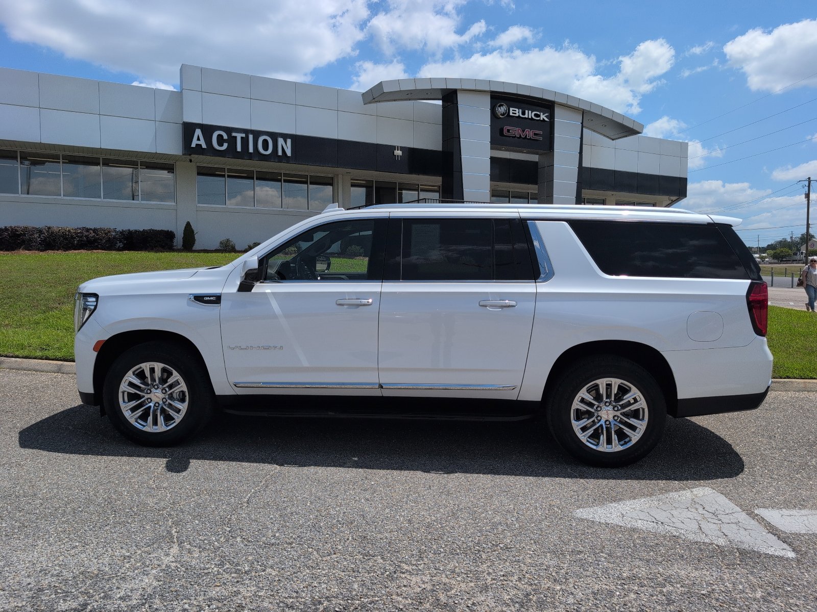 Used 2023 GMC Yukon XL SLT w/ SLT Luxury Package image 2