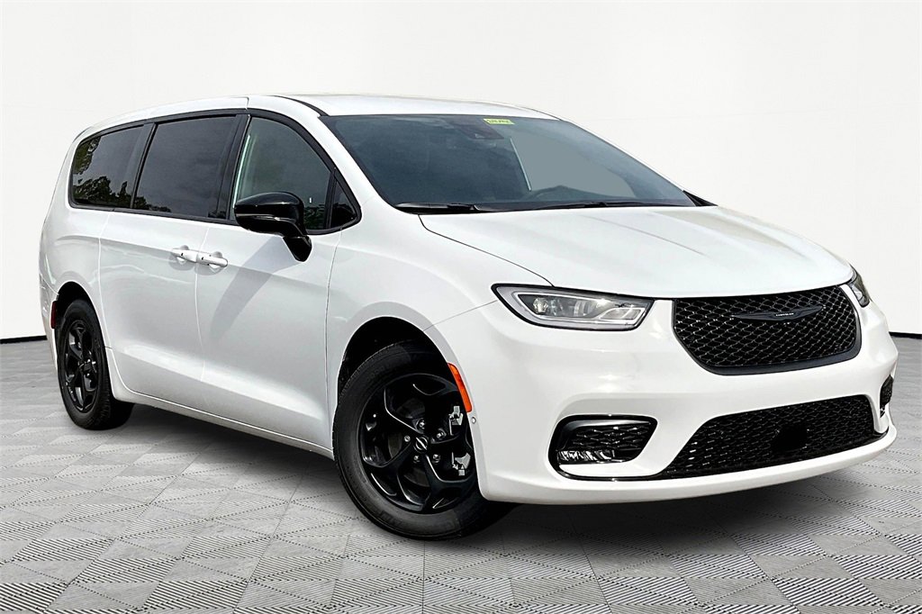 New 2024 Chrysler Pacifica Select w/ Uconnect Theater Family Group