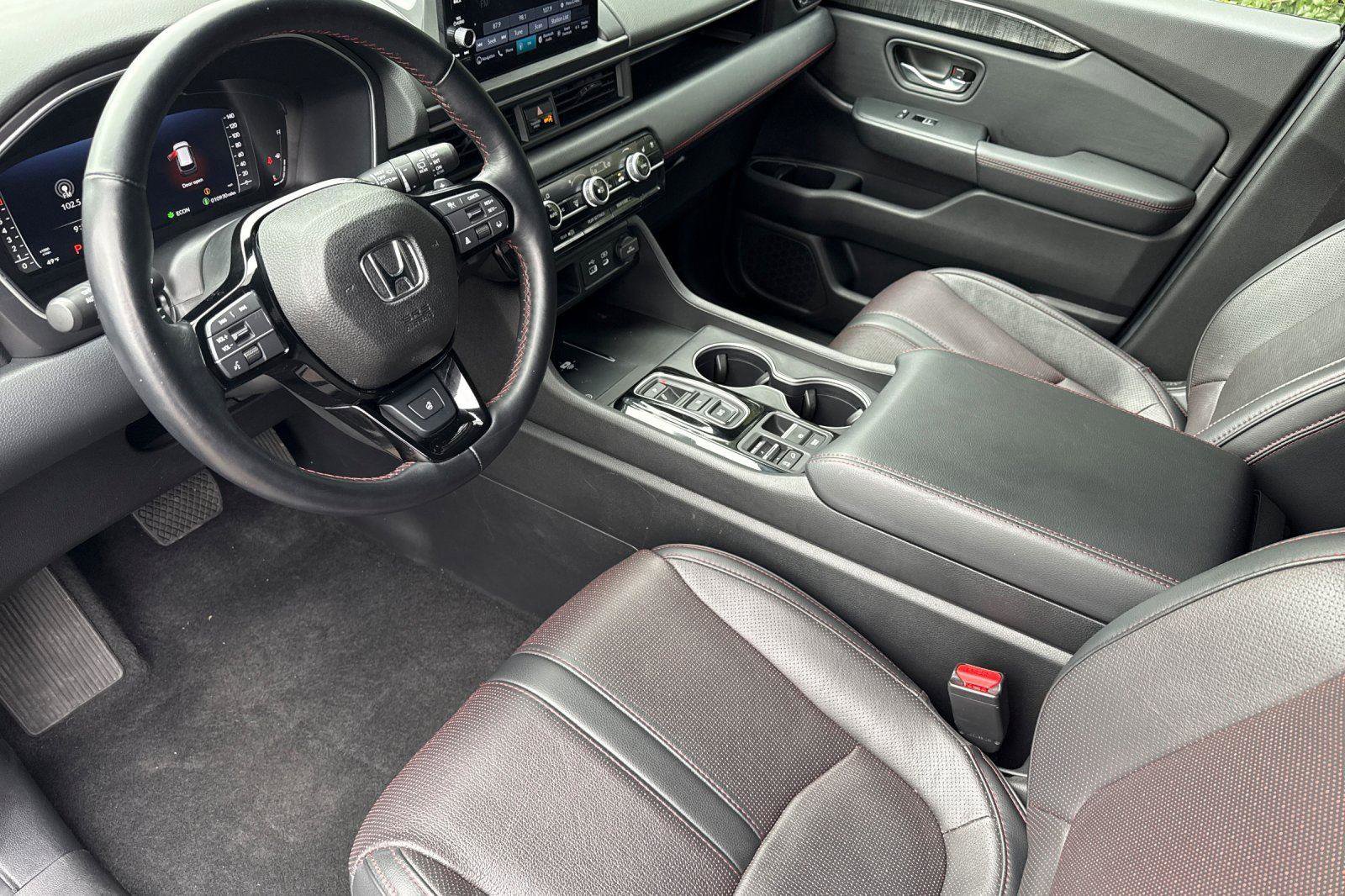 Certified 2025 Honda Pilot Black Edition image 4