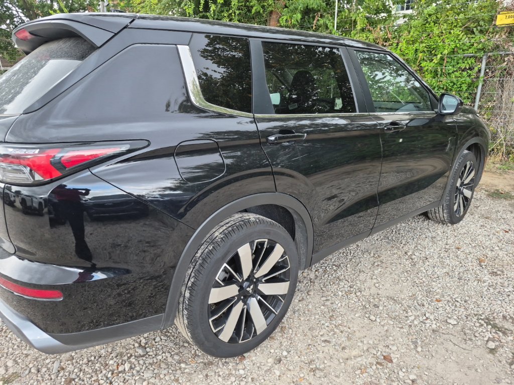 Used 2025 Mitsubishi Outlander SE AWD/4WD image 3