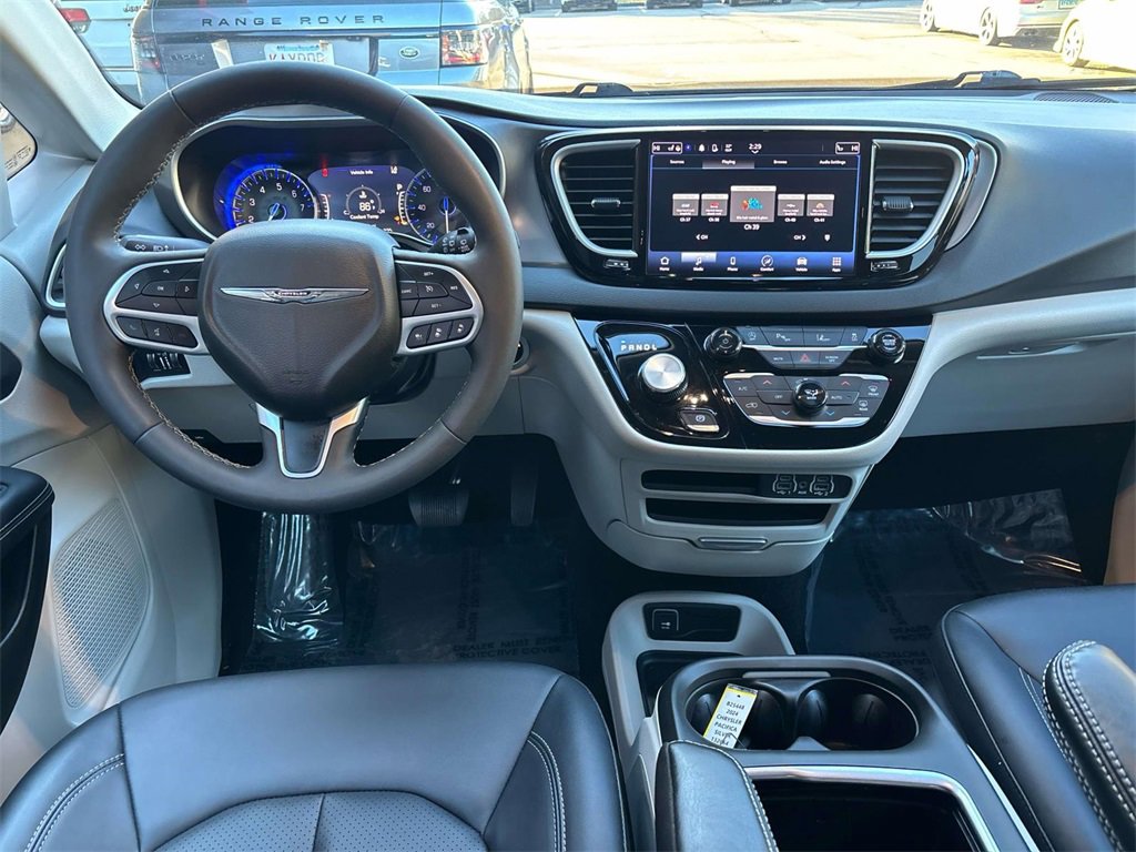 Used 2024 Chrysler Pacifica Touring-L image 12