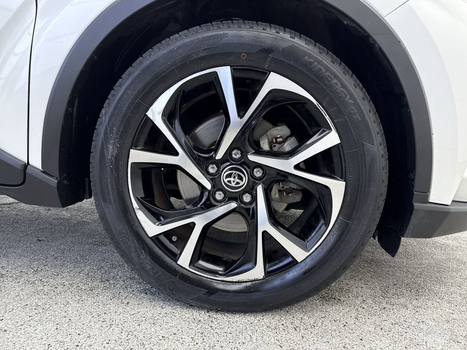 Used 2021 Toyota C-HR XLE image 40